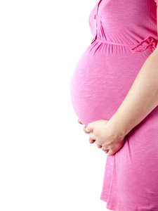 36 周怀孕的年轻女子抱着她的肚子的粉红色