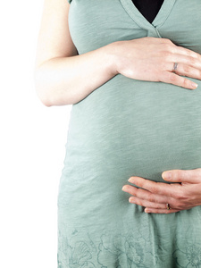 36 周怀孕的年轻女子捧着她的肚子