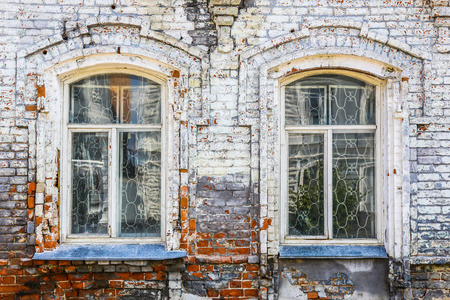 旧墙有窗户的砖房子