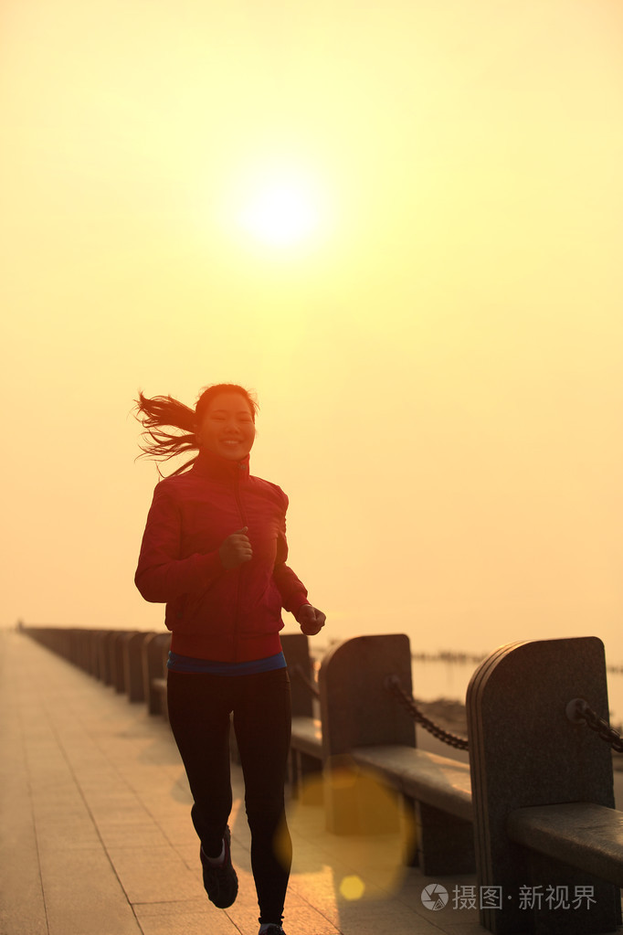 在海边跑步的跑步运动员