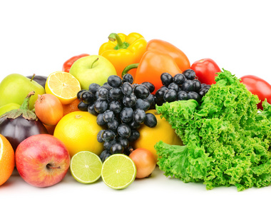 设置隔离白色衬底上的蔬菜和水果