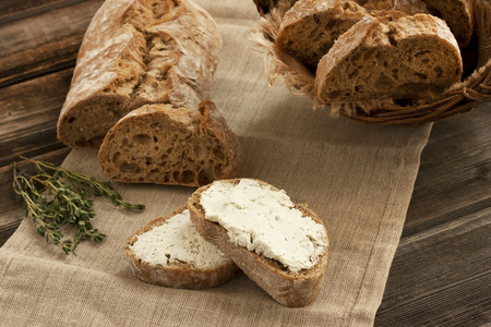 新鲜出炉的传统与奶油的面包
