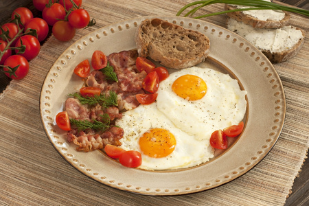 鸡蛋和烤面包和培根的早餐