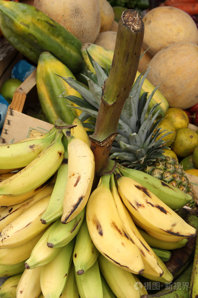 茎在市场上的香蕉