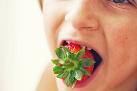 草莓的男孩