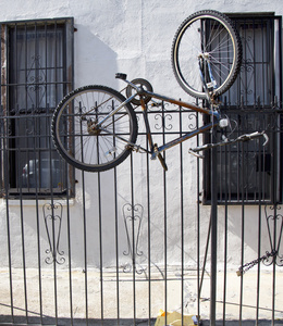 那辆旧自行车锁到金属门在布鲁克林，纽约