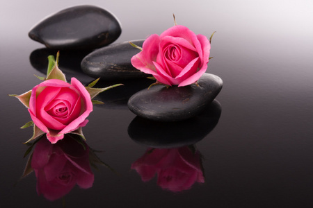 水疗中心的石头和芳香的玫瑰图片