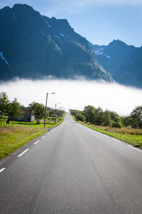 景区道路和美丽山在挪威图片