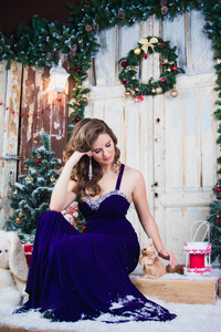 美丽优雅的年轻女子，在华丽的晚礼服，在圣诞节的背景的特写肖像
