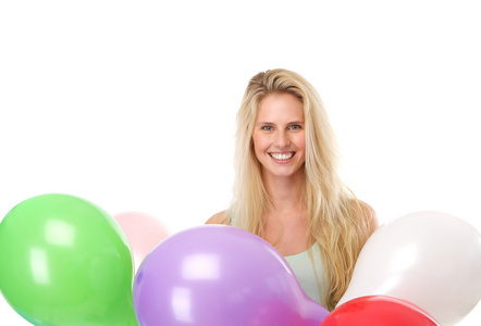 年轻女子微笑着五颜六色的气球
