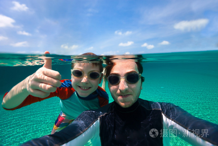 父亲和儿子游泳