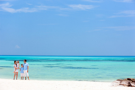 夏季海滩度假家庭