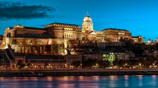 晚上的皇家宫殿或布达城堡。在匈牙利首都布达佩斯