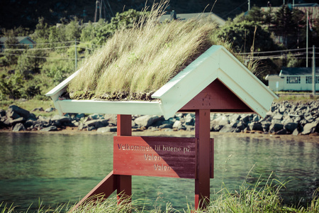 典型的挪威渔村与传统红色挪威木屋就小屋