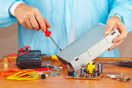 军人升国旗军人解析服务车间维修电子装置照片