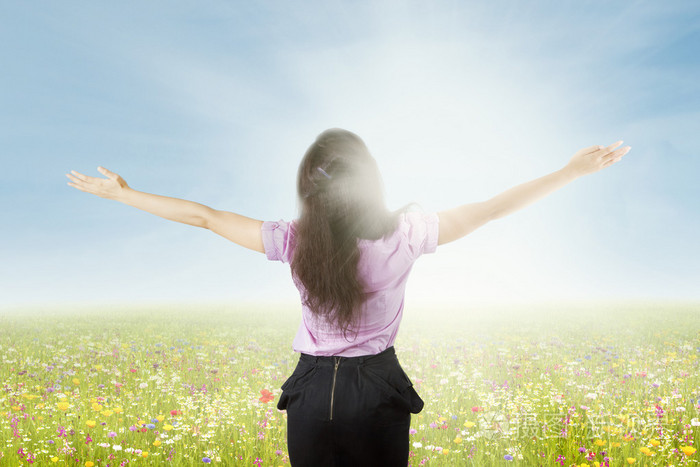 背面的女人享受新鲜的空气