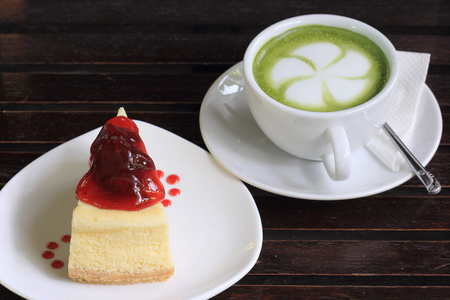 草莓奶酪蛋糕和绿茶