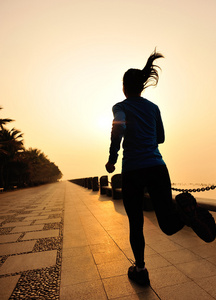 女人健身慢跑剪影
