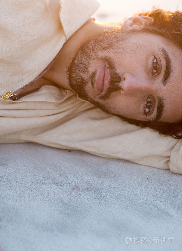 躺在海滩上的男人