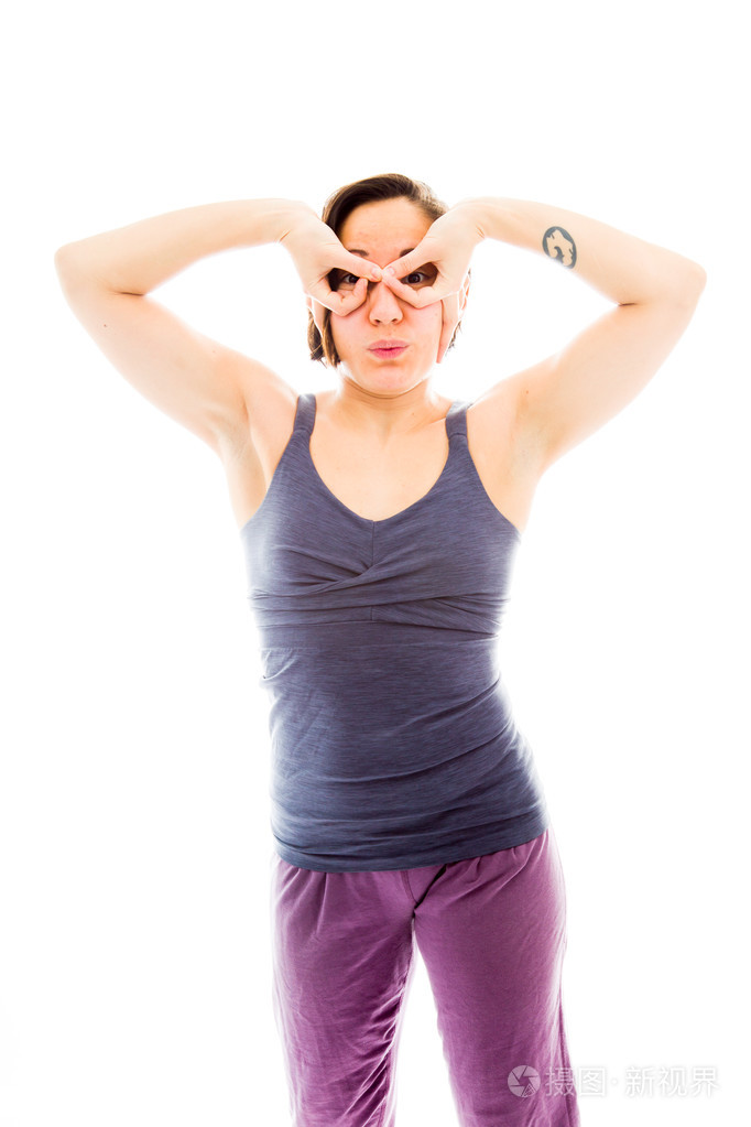 用手蒙住眼睛的女人