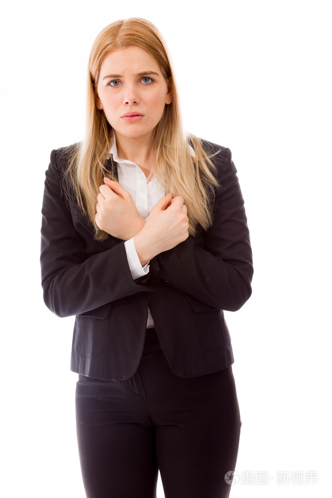 女商人在寒冷中颤抖