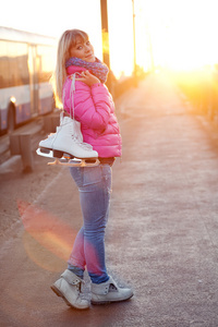 花样滑冰运动员在桥上的女孩图片