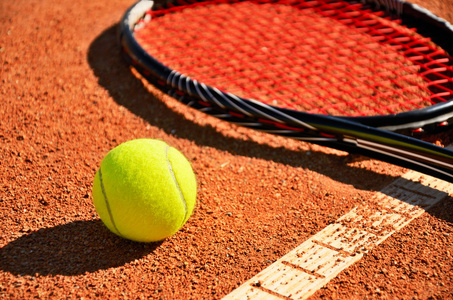 网球球和球拍是地毯法院特写