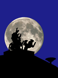 雕塑上盖上月亮背景图片