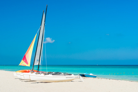 多彩的帆船，为古巴海滩上租金的
