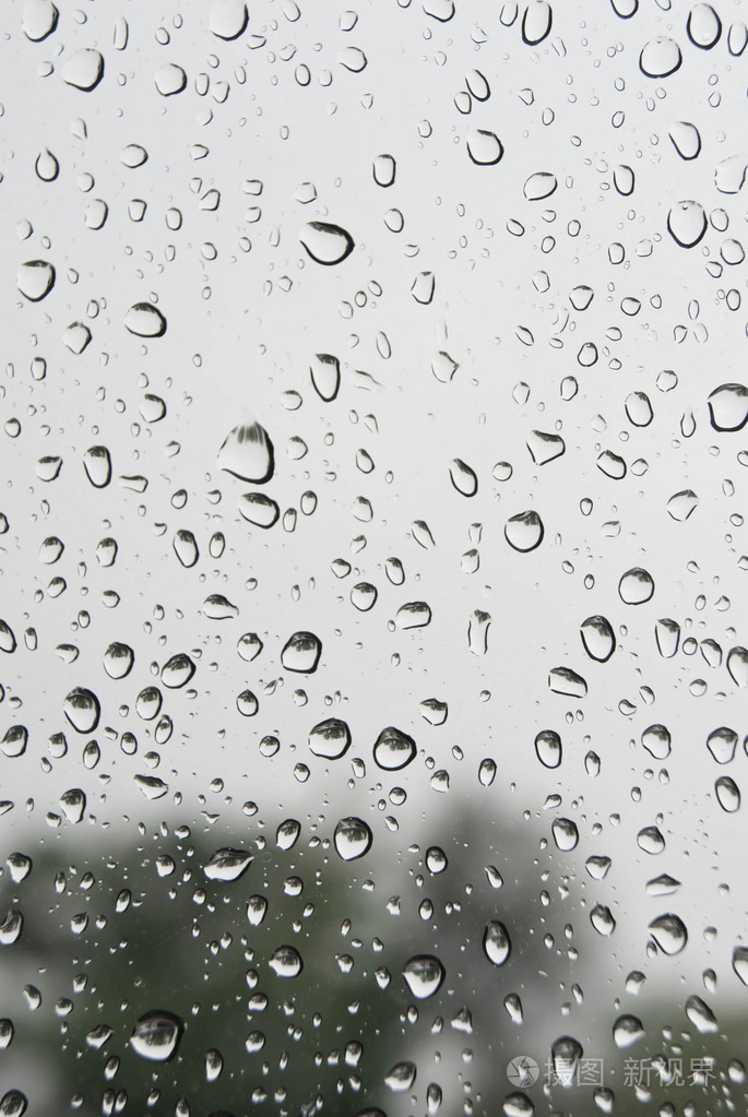 挡风玻璃上雨