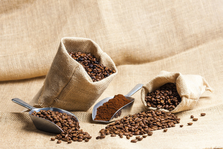 黄麻纤维袋咖啡豆的静物写生图片