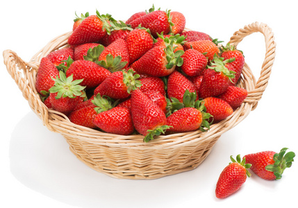 柳条篮完整的草莓