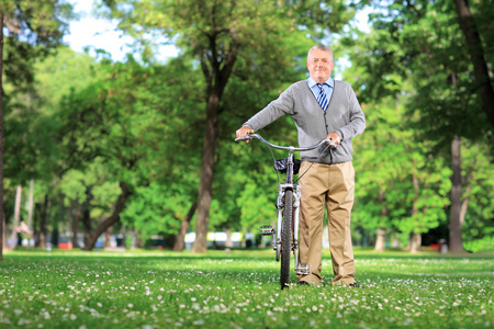 成熟的男人用自行车