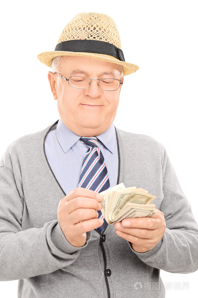 领取养老金的男性数钱