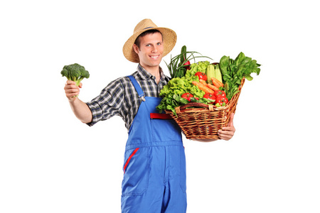 农夫拿着篮子里装满了蔬菜