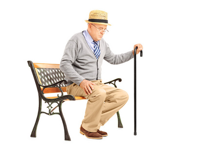 高级老人拄着拐杖在长凳上照片