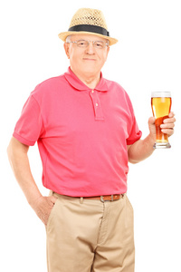 老人抱着一品脱啤酒
