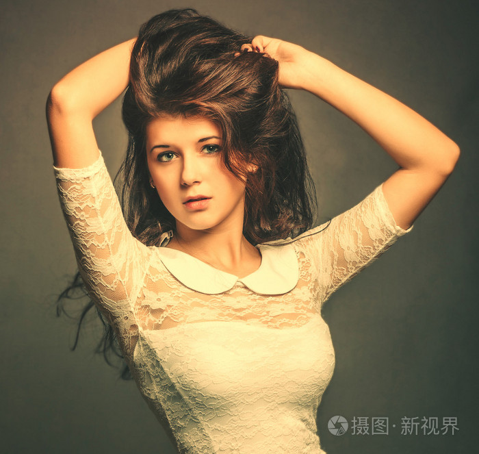 美丽的女人的女孩白色衣服上灰色的背景茂密的头发s