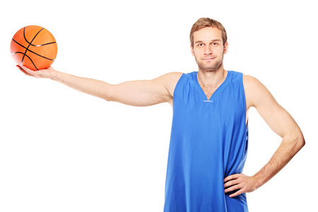 篮球球员捧着篮球