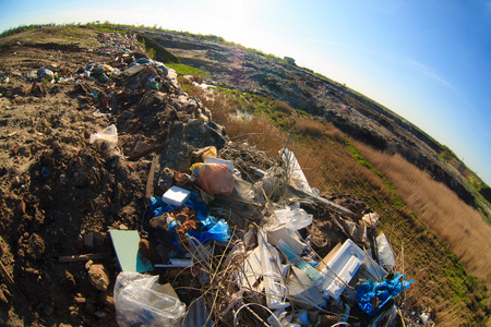 一堆垃圾和塑料废物倾倒垃圾填埋场污染