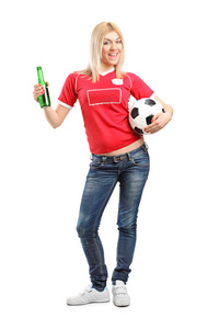 风扇举行啤酒和足球