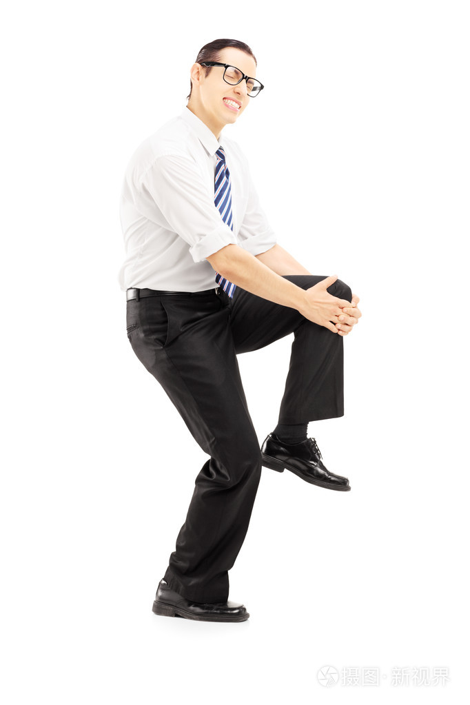 男人抱着膝盖疼