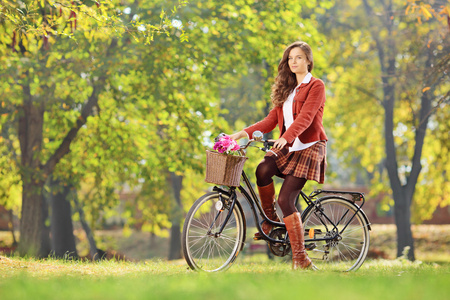 骑着自行车在公园里的女性