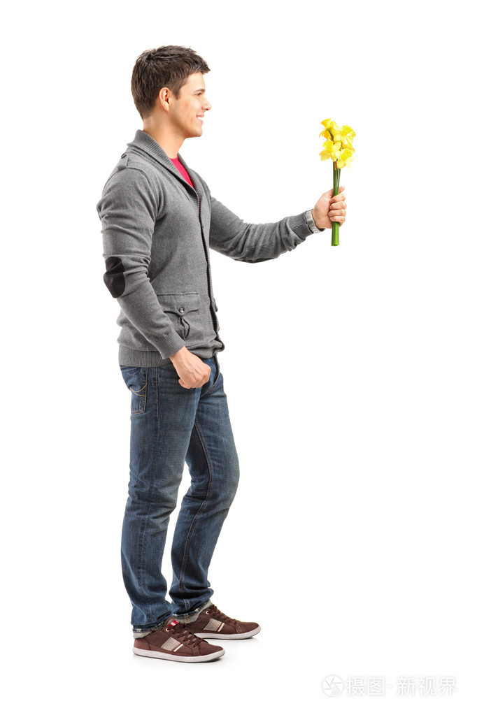 男子持束鲜花