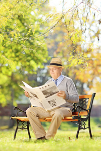 阅读一份报纸的老绅士
