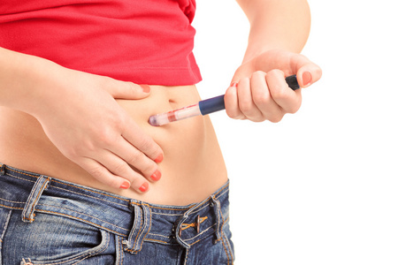在腹部的女性注射胰岛素照片