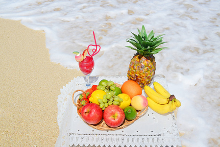 新鲜水果和喝一杯，在海滩上