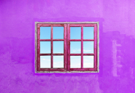 蓝蓝的天空，在粉红色的窗口和紫色墙壁脏