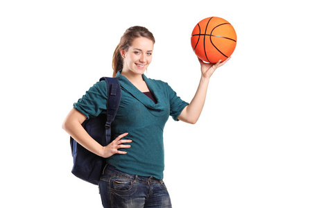 学校的女孩捧着篮球