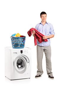 男人抱着上衣和清洗机